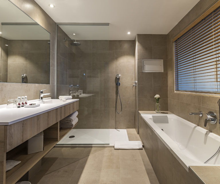 Suite Junior vue mer salle de bain baignoire - Hôtel La Villa Douce - Hôtel 4 étoiles - Golfe de Saint Tropez